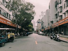 沿着顺河路，从西到东，就是清晨到夜晚~